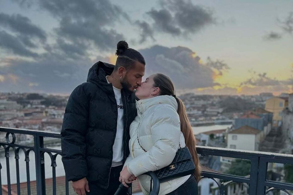 Luis Suárez, reforço do Sporting, chega com Carolina Rubia, que inspira mulheres com fitness e autoestima