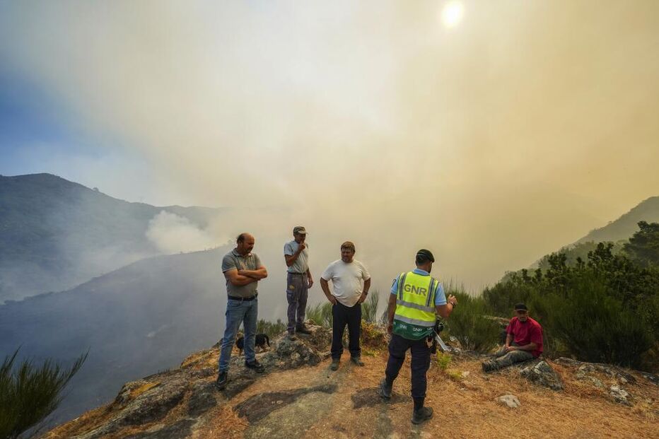 GNR e populares durante o combate ao incêndio que lavra desde sábado na freguesia de Lourido, Ponte da Barca