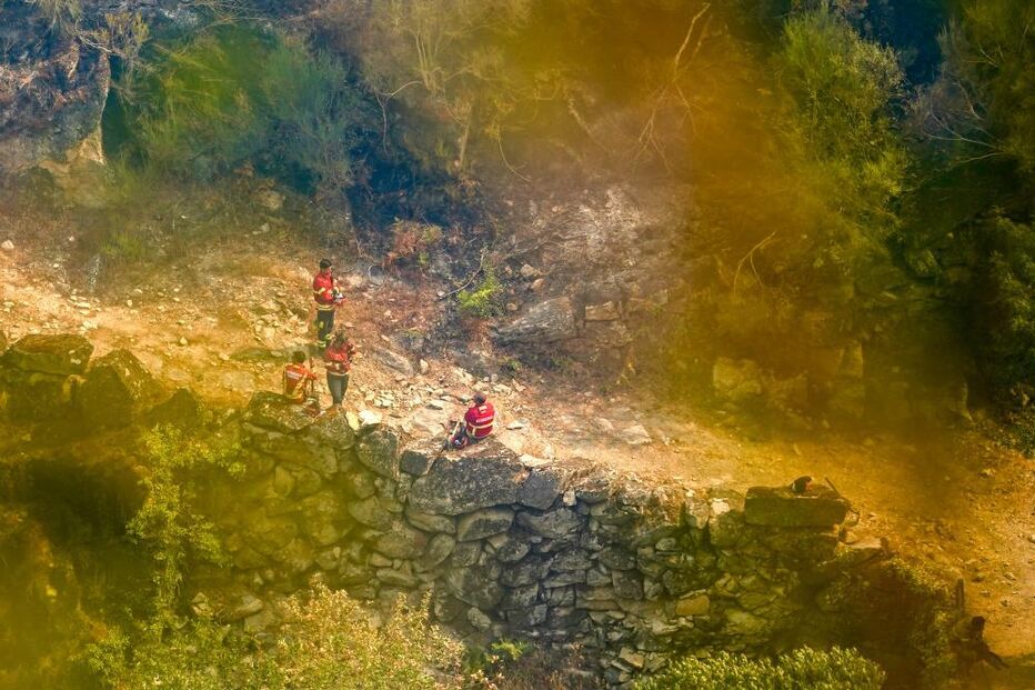 Bombeiros durante o incêndio que lavra desde sábado na freguesia de Lourido, Ponte da Barca
