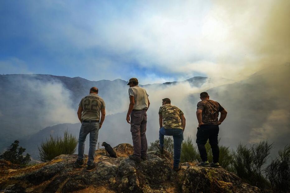 Populares durante o combate ao incêndio que lavra desde sábado na freguesia de Lourido, Ponte da Barca