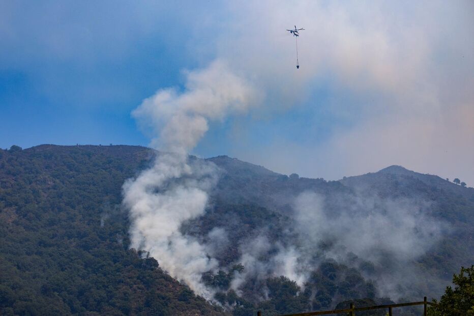 Helicóptero sobrevoa a zona do incêndio em Ponte da Barca 