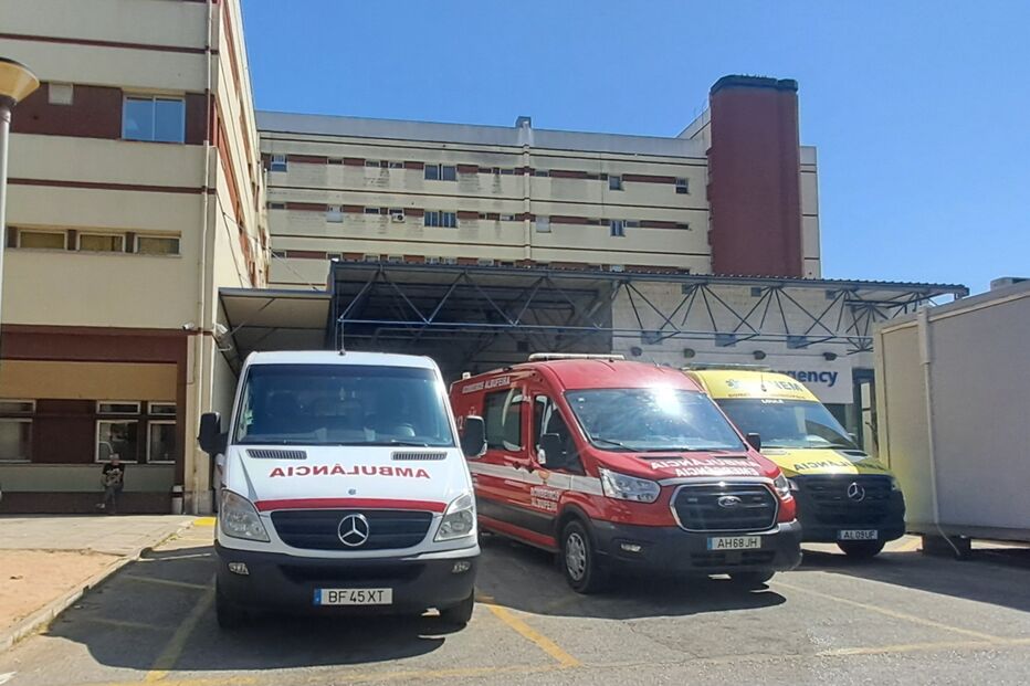 Falta de disponibilidade de macas obriga ambulâncias a ficar retidas à porta dos hospitais.
