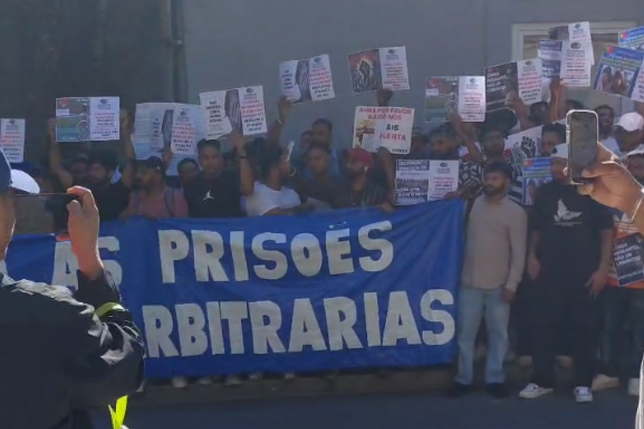 Participantes na manifestação promovida pela 'Solidariedade Imigrante' no Porto