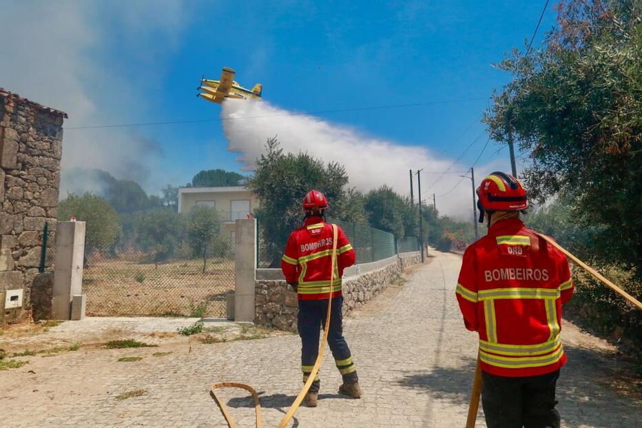 Combate ao fogo em Penamacor mobiliza bombeiros e meios aéreos após destruição