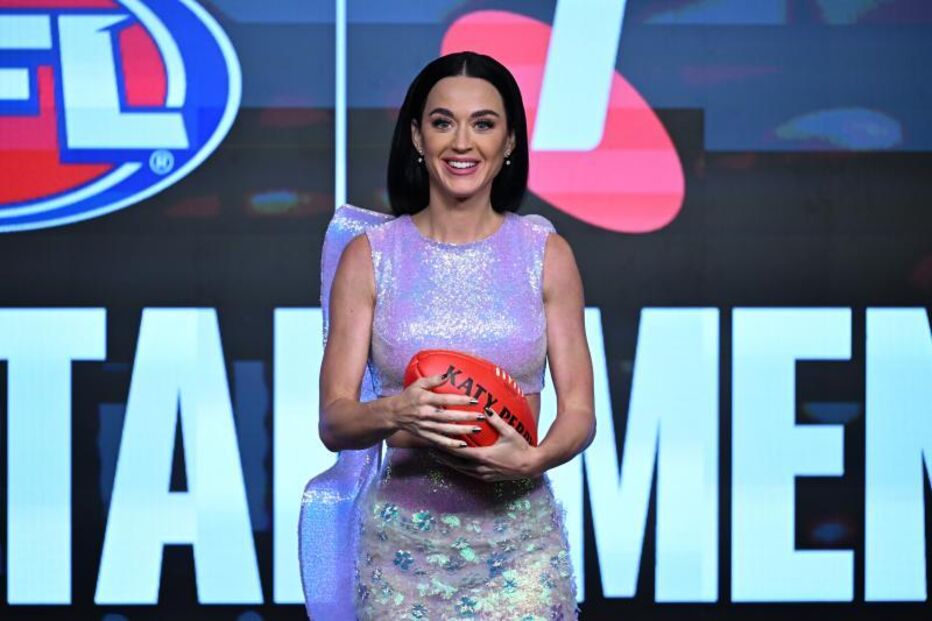 Katy Perry surge com uma bola de râguebi numa cerimónia