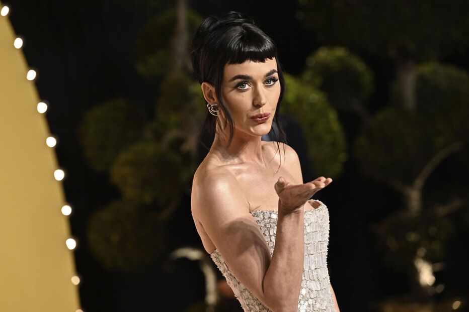 Katy Perry janta com político e atrai atenção.
