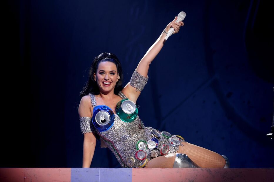 Katy Perry surge com um vestido de latas num concerto