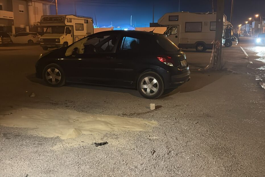 Carro onde foi encontrado corpo de mulher na Costa da Caparica