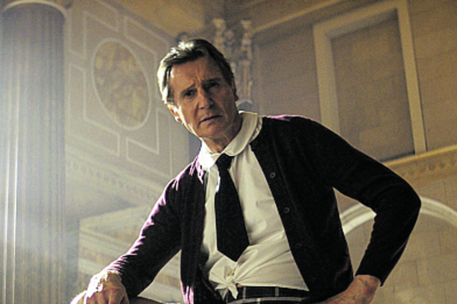 Liam Neeson numa das cenas do filme cómico