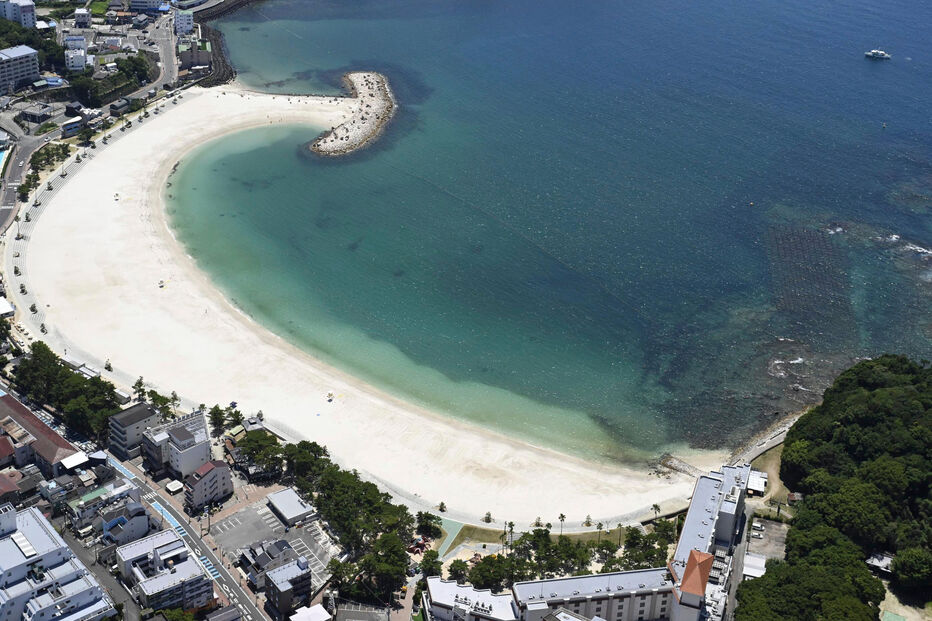 Imagem mostra praia vazia em Shirahama, província de Wakayama, na costa oeste do Japão após alerta para tsunami