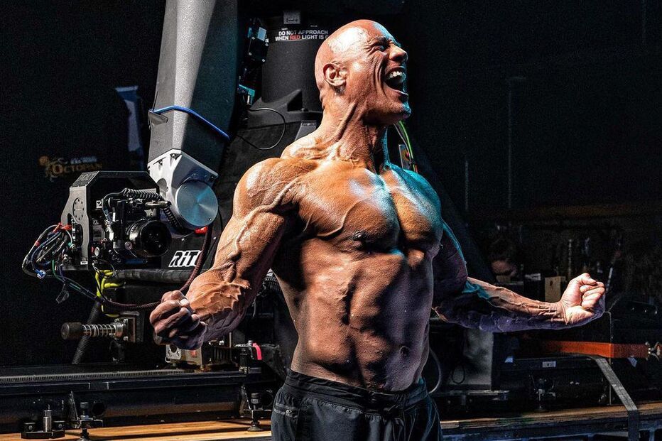 Dwayne Johnson diverte-se ao ser maquilhado pelas filhas Jasmine e Tiana