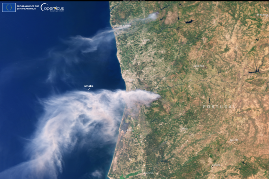 Incêndios em Portugal vistos do espaço, com fumo visível no oceano