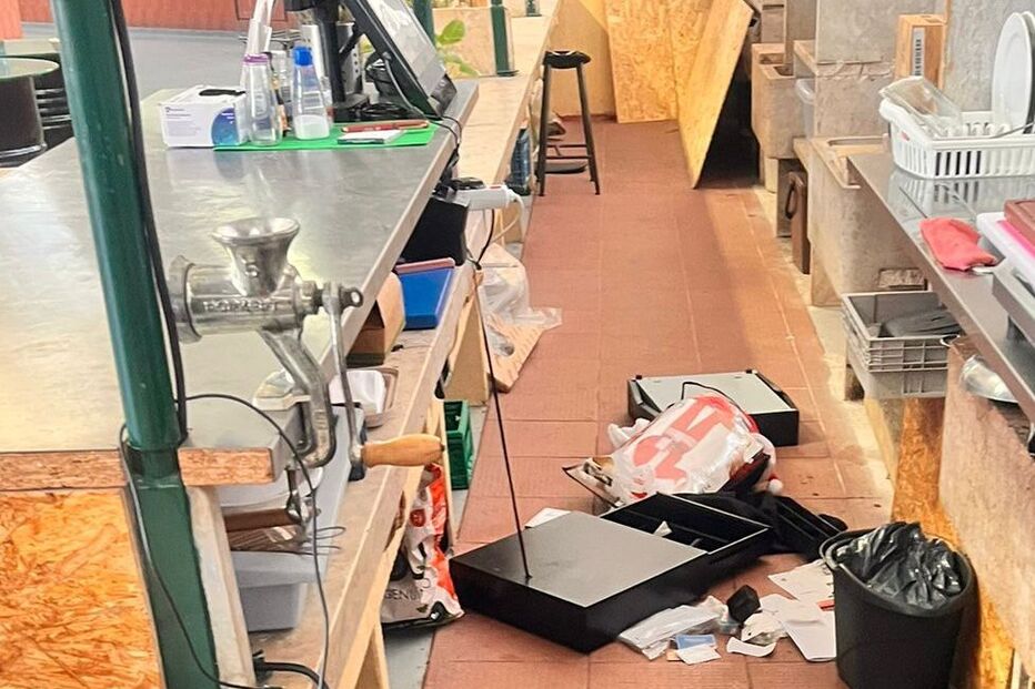 Cozinha desarrumada com lixo no chão