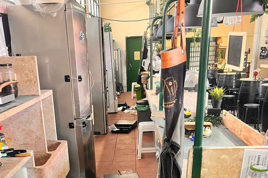 Espaço comercial desarrumado após incidente.
