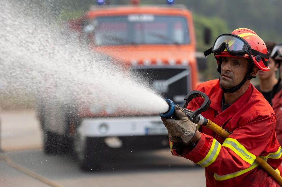 Bombeiros combatem incêndio em Arouca devido ao calor extremo previsto