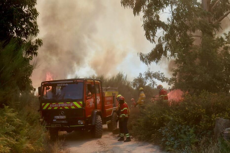 Bombeiros combatem incêndio em Arouca, Cinfães e Castelo de Paiva