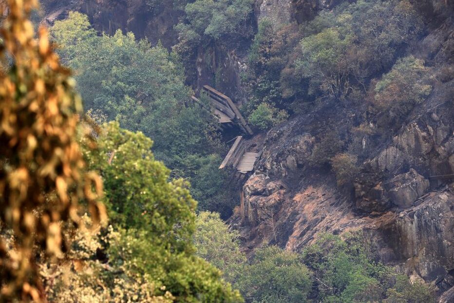 Passadiços do Paiva destruídos pelo incêndio que lavra desde segunda feira, em Arouca. No ano passado, um incêndio já tinha destruído parte dos passadiços, e só voltaram a abrir em abril deste ano.