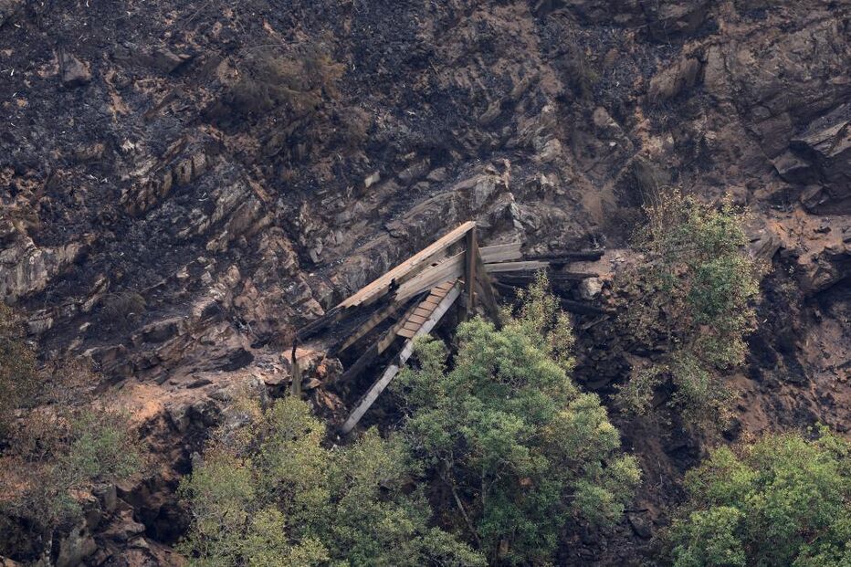 Passadiços do Paiva destruídos pelo incêndio que lavra desde segunda feira, em Arouca. No ano passado, um incêndio já tinha destruído parte dos passadiços, e só voltaram a abrir em abril deste ano.