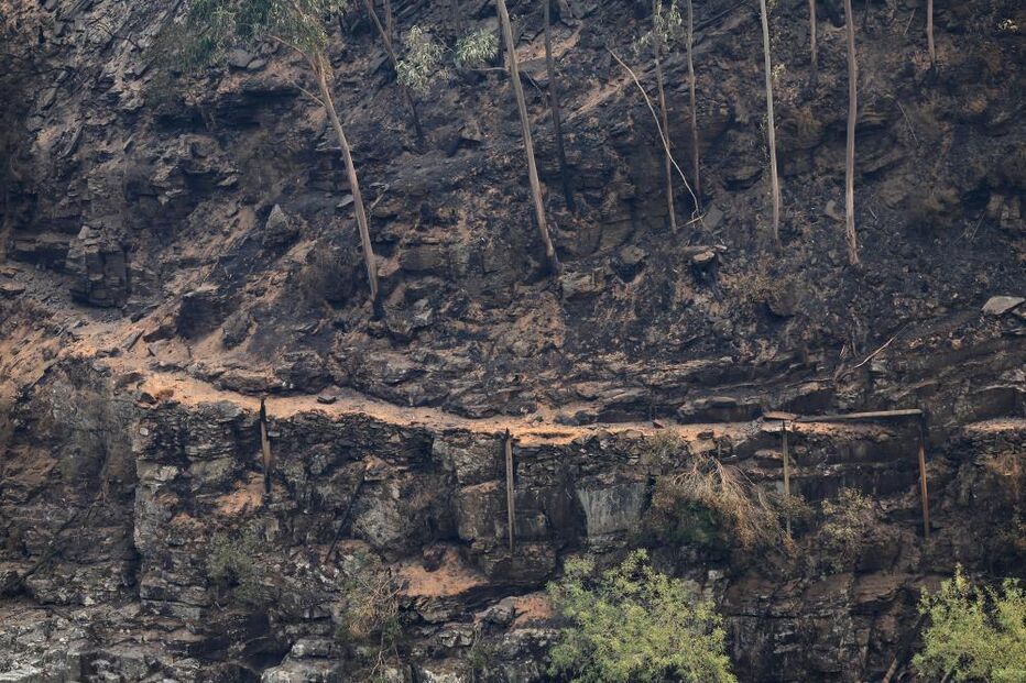 Passadiços do Paiva destruídos pelo incêndio que lavra desde segunda feira, em Arouca. No ano passado, um incêndio já tinha destruído parte dos passadiços, e só voltaram a abrir em abril deste ano.