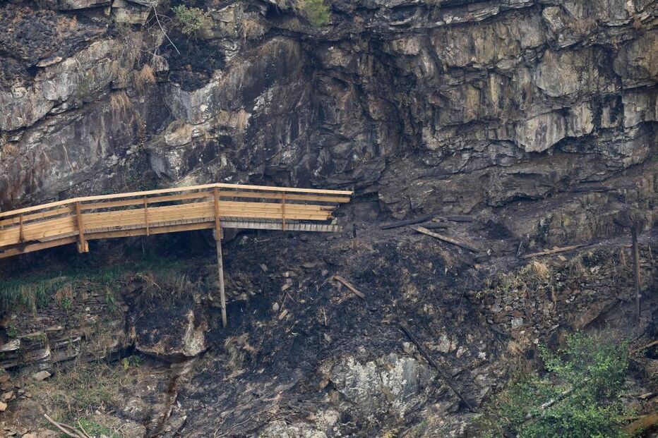 Passadiços do Paiva destruídos pelo incêndio que lavra desde segunda feira, em Arouca. No ano passado, um incêndio já tinha destruído parte dos passadiços, e só voltaram a abrir em abril deste ano.