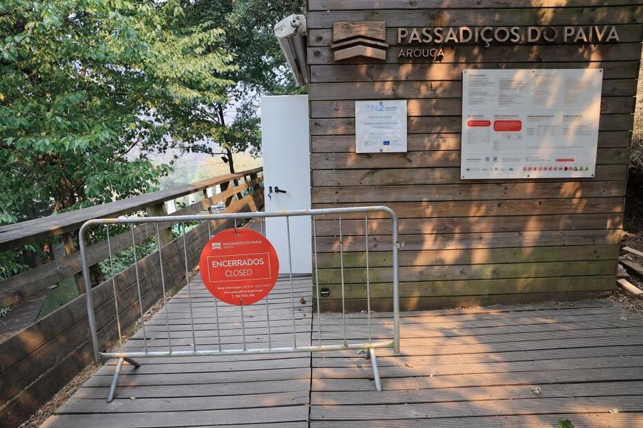 Passadiços do Paiva destruídos pelo incêndio que lavra desde segunda feira, em Arouca. No ano passado, um incêndio já tinha destruído parte dos passadiços, e só voltaram a abrir em abril deste ano.