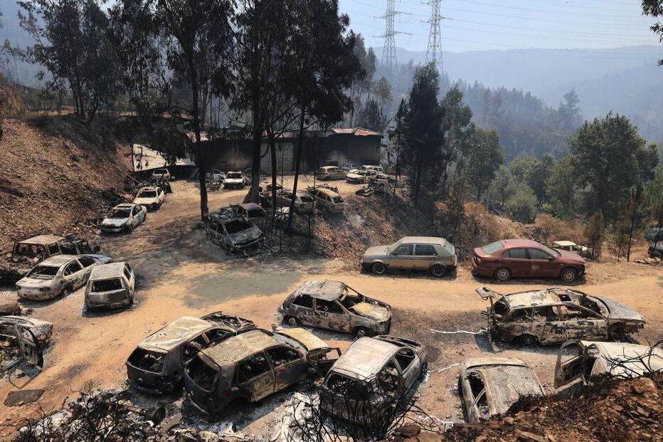 Carros danificados pelo incêndio que começou em Arouca na segunda-feira, numa sucata no lugar de Seixo, Castelo de Paiva