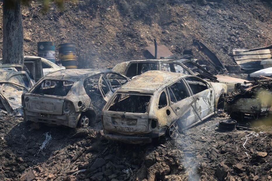 Carros danificados pelo incêndio que começou em Arouca na segunda-feira, numa sucata no lugar de Seixo, Castelo de Paiva