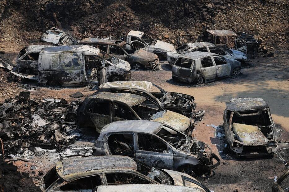 Carros danificados pelo incêndio que começou em Arouca na segunda-feira, numa sucata no lugar de Seixo, Castelo de Paiva