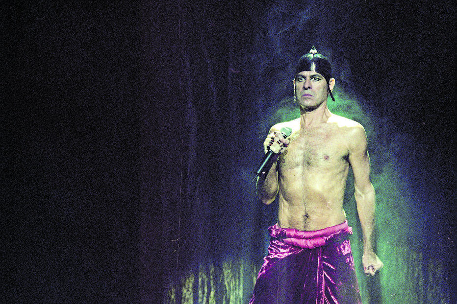 Ney Matogrosso, hoje com 83 anos, continua a ser um dos artistas mais carismáticos do Brasil