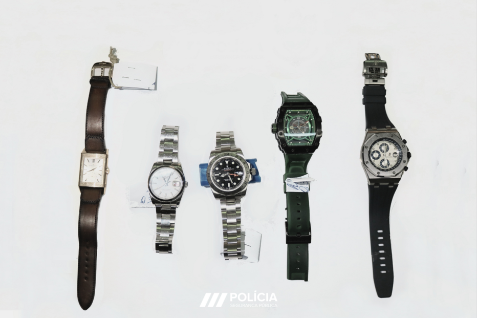 A Polícia apresenta relógios de luxo apreendidos em investigação