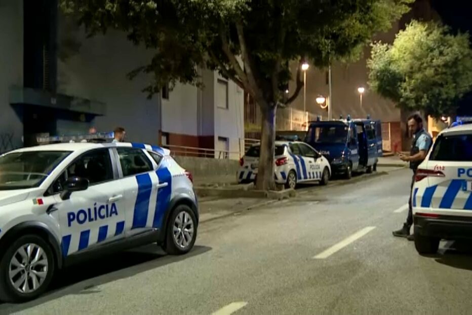 Momento em que PSP é atacada à pedrada e teve de disparar em bairro na Amadora  