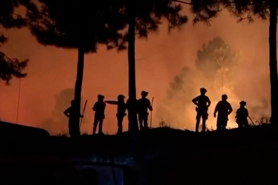 Bombeiros combatem chamas em Cáceres e Ávila, Espanha