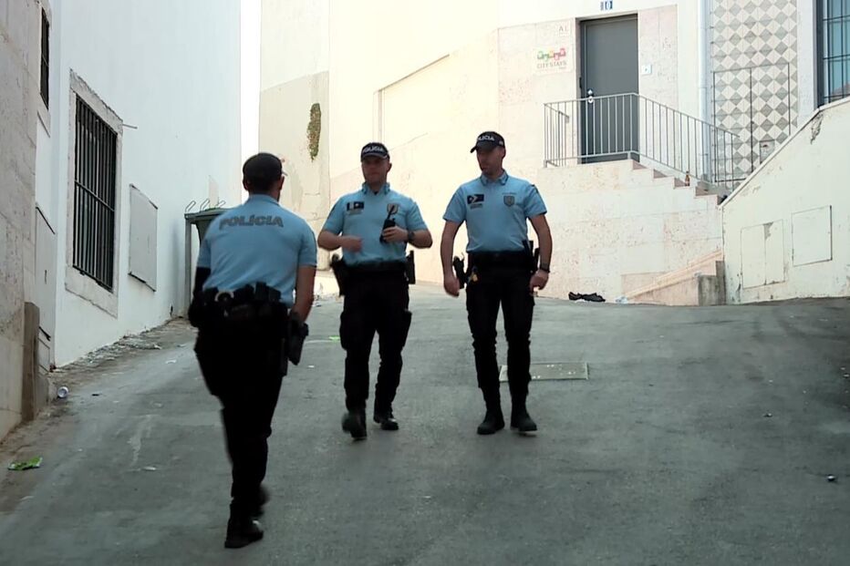 Estudante decapita homem que conheceu horas antes, embrulha a cabeça da vítima em papel de alumínio e coloca-a em mochila
