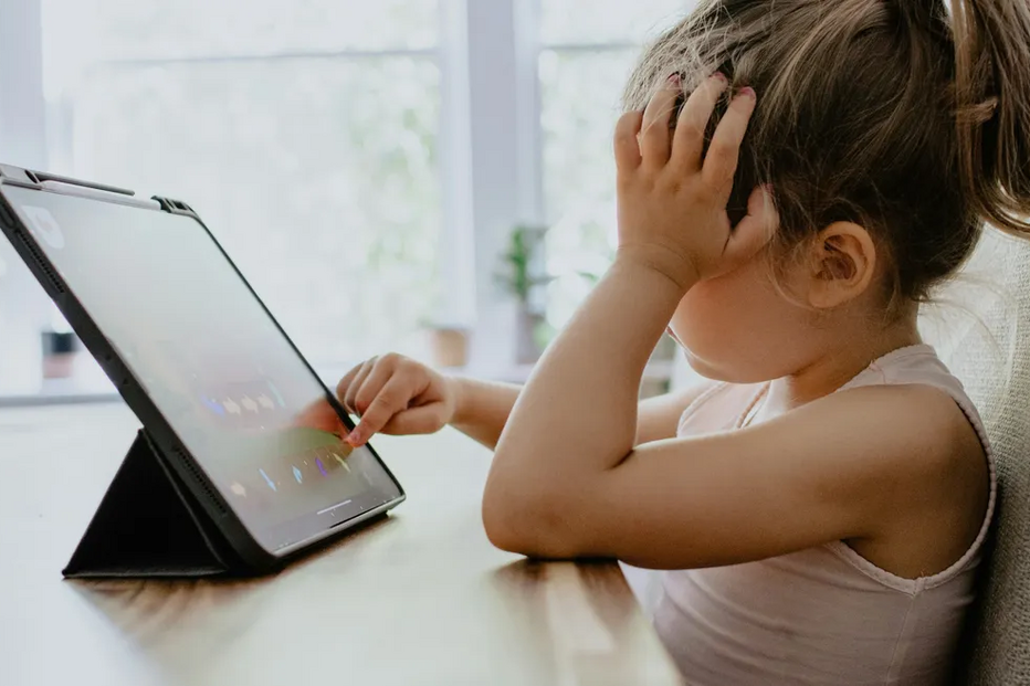 Crianças e ecrãs: investigação revela problemas emocionais associados ao uso excessivo