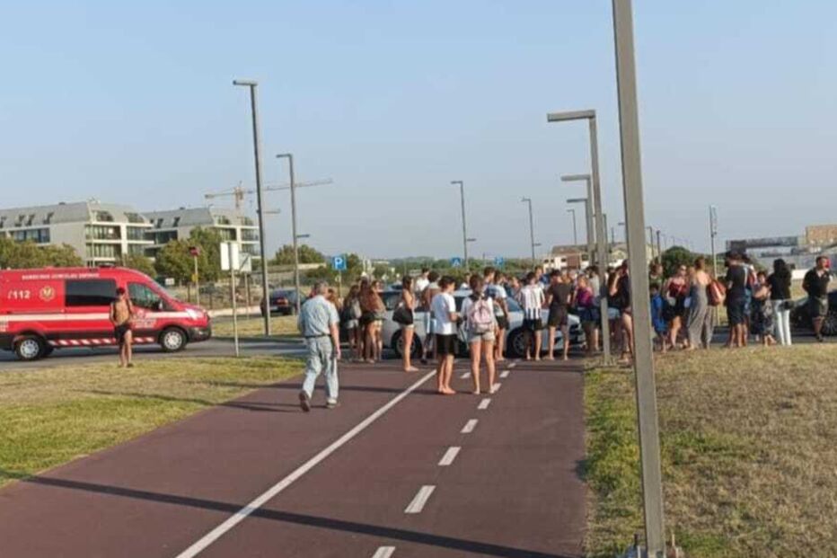 Bombeiros e populares reunidos perto de via na Costa Nova, Ílhavo
