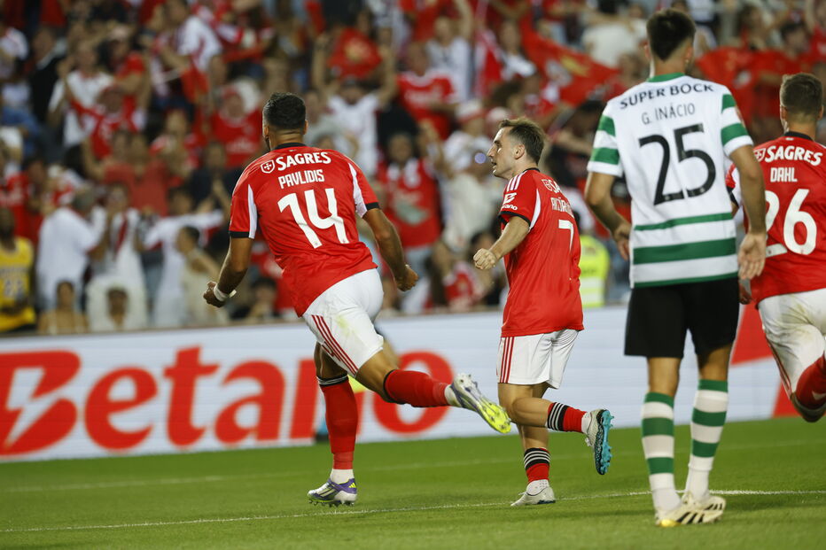 Pavlidis marca pelo Benfica frente ao Sporting na Supertaça, no Estádio do Algarve
