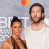 <![CDATA[ Calvin Harris anuncia nascimento do primeiro filho e transforma placenta em cápsulas para ingerir  ]]>