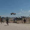 <![CDATA[ Imagens arrepiantes mostram palestinianos a correr para apanhar ajuda humanitária que chega à Faixa de Gaza ]]>