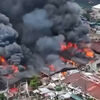 <![CDATA[ Imagens de drone mostram casas a serem consumidas pelas chamas nas Filipinas   ]]>