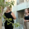 <![CDATA[ Vizinhos estão preocupados com o cheiro nausebundo no prédio e dizem que Ana não tem nocão do estado em que se encontra ]]>