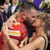 <![CDATA[ Da pulseira da amizade ao anel: Taylor Swift e Travis Kelce estão noivos ]]>