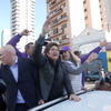 <![CDATA[ Manifestantes atiram pedras a caravana de campanha do presidente argentino em Buenos Aires  ]]>