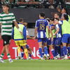 <![CDATA[ FC Porto isola-se com triunfo em Alvalade, Famalicão sobe a segundo ]]>