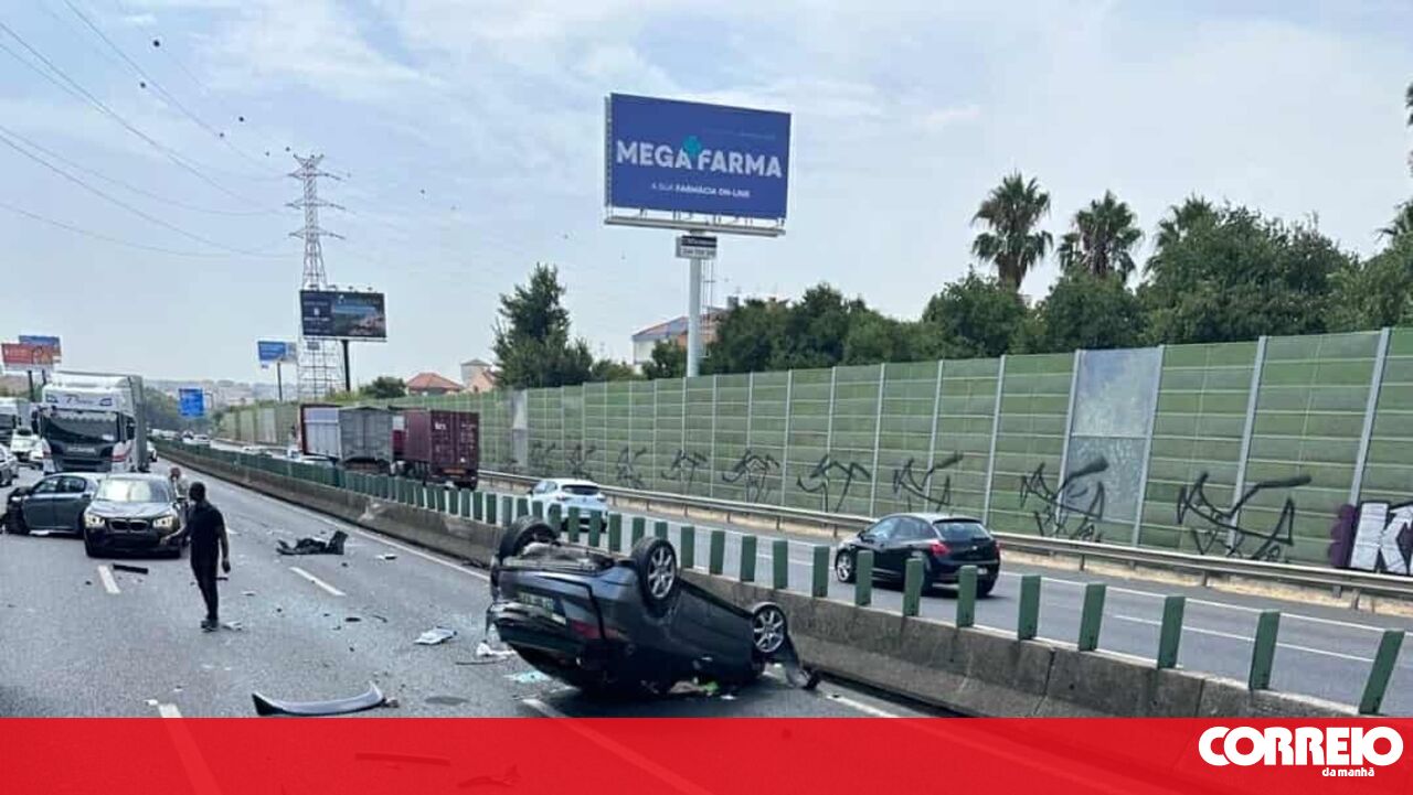 Four Injured in Car Rollover on A1 in Lisbon - Traffic Disrupted