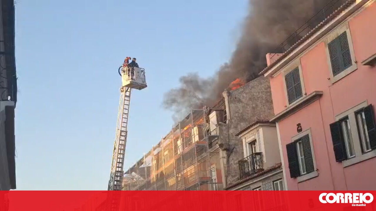 Dramatic Fire Erupts in Lisbon's Calçada da Estrela Building - One Hospitalized
