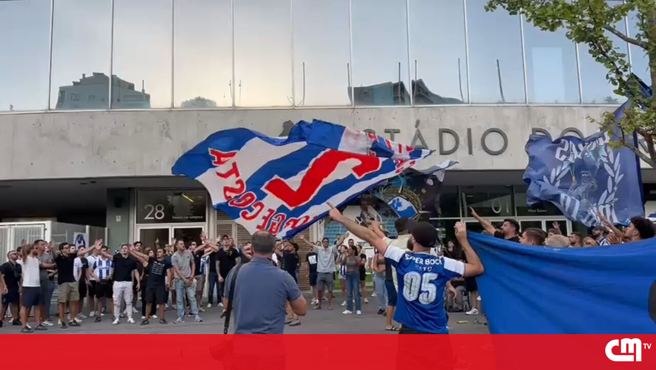 Super Dragões Pay Heartfelt Tribute to Jorge Costa at FC Porto Stadium