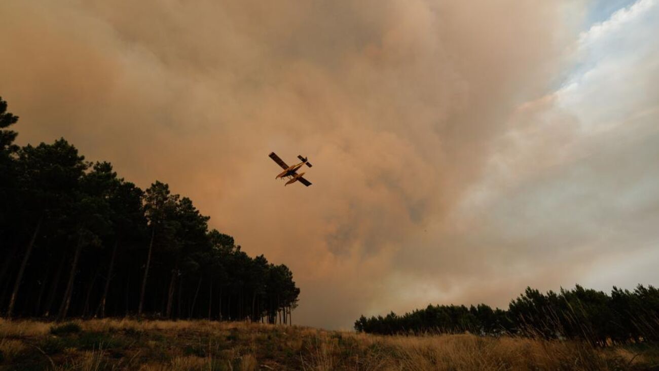 Avião combate as chamas durante um incêndio em São Martinho da Anta, concelho de Sabrosa, Vila Real, 2 de agosto de 2025