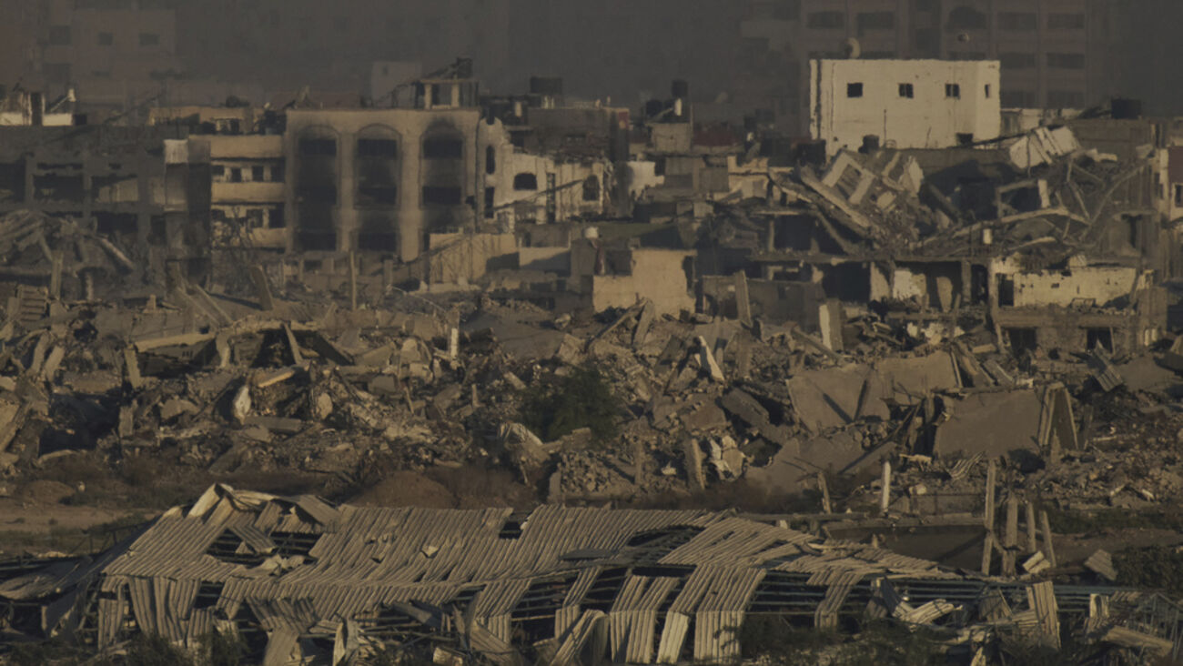 Prédios destruídos durante as operações terrestres e aéreas israelitas no norte da Faixa de Gaza, vistos a sul de Israel