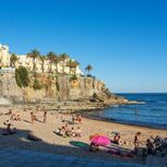 Bombeiros do Estoril enviaram meios à praia da Azarujinha para assistir o ferido