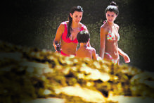  Maria Cerqueira Gomes conversou à beira-mar com a filha e depois mergulhou com o filho  